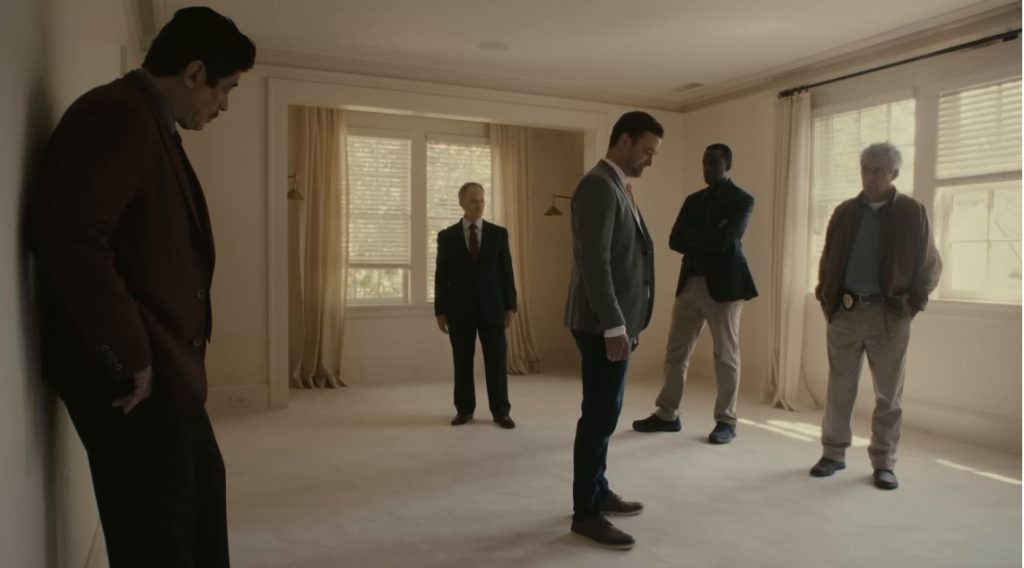 مشهد التحقيق في فيلم Reptile 2023 يظهر المحقق توم نيكولز وهو يواجه غموض القضية